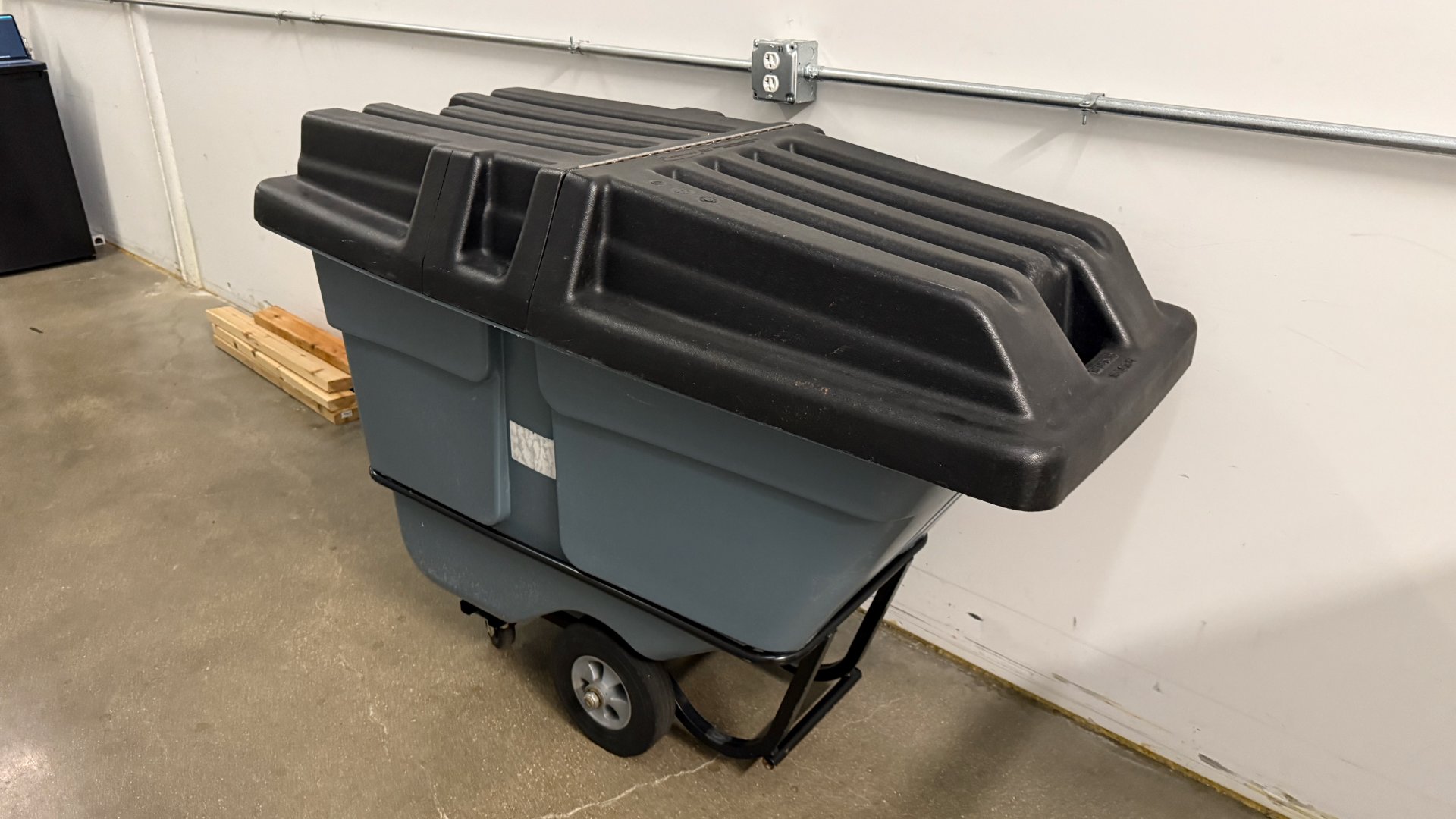 Commercial Rotomolded Tilt Truck Dumpster Cart With Split Lid – Approx. 1 Cu. Yd.